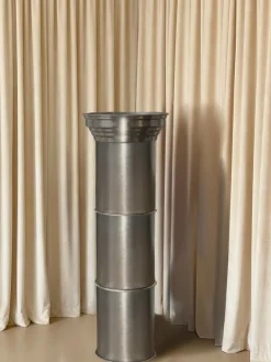 Rl 11 Zylindrischer Sockel aus Gebürstetem Aluminium von Caspal
