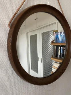 Runder skandinavischer Mid-Century Spiegel aus Wengeholz mit Lederriemen, 1950er
