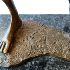Salvador Dali, Hommage an Newton, 1980er, Bronze mit Marmorsockel