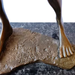Salvador Dali, Hommage an Newton, 1980er, Bronze mit Marmorsockel
