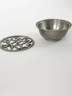 Schale aus Zinn mit skulpturalem durchbrochenem Deckel von Edvin Ollers, Schweden, 1920er