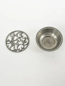 Schale aus Zinn mit skulpturalem durchbrochenem Deckel von Edvin Ollers, Schweden, 1920er