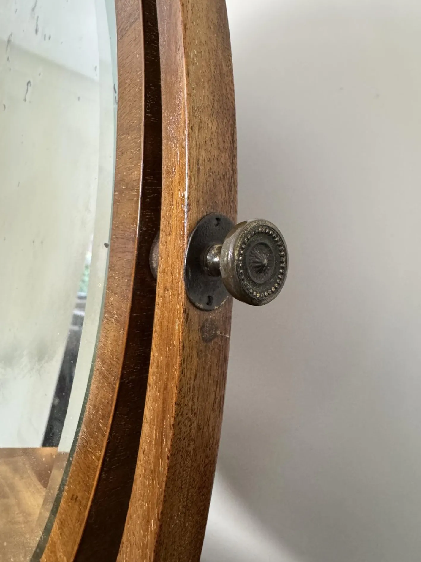 Schminktisch Spiegel mit Holzrahmen und Aufbewahrung