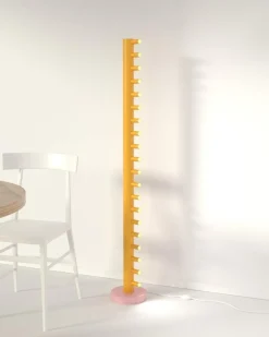 Schwarz-weiße Array Stehlampe von Atelier Areti