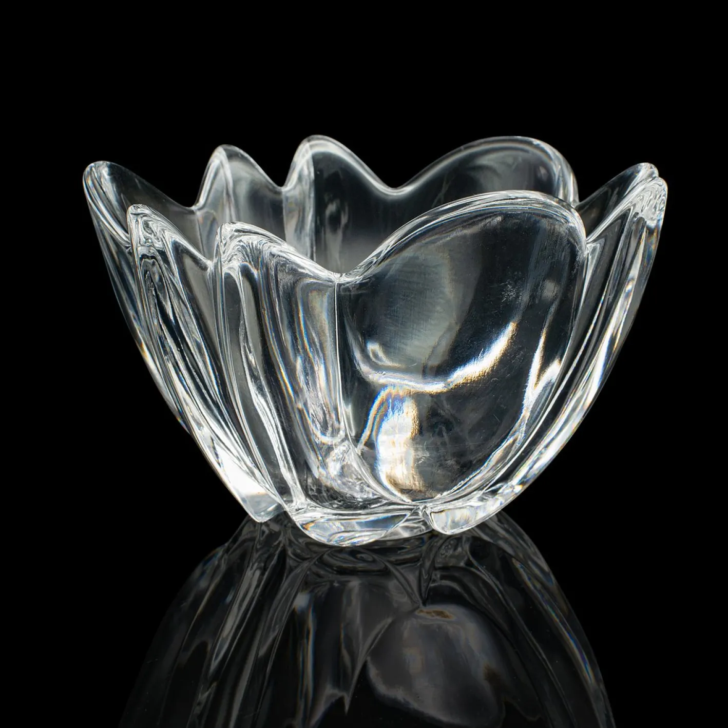 Schwedische Vintage Schale in Lilienform aus Kunstglas von Orrefors, 1970er