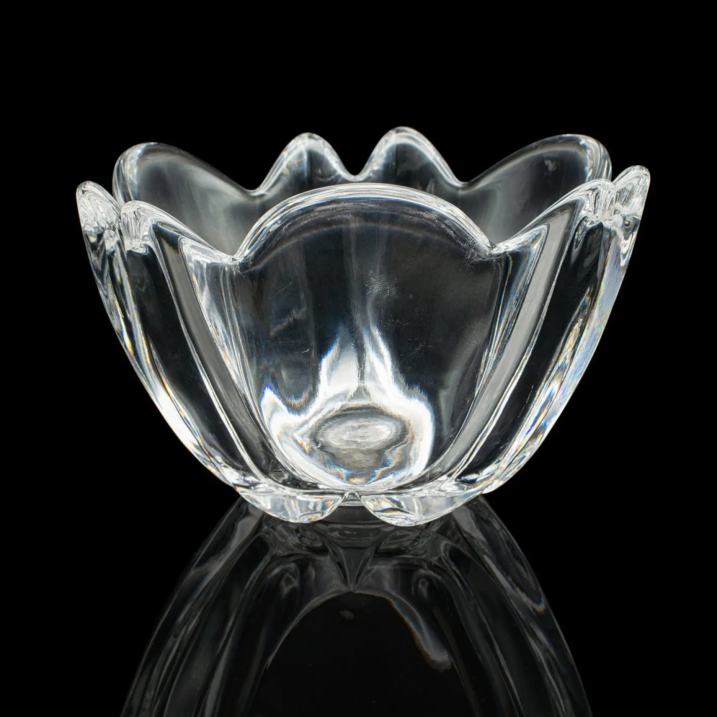 Schwedische Vintage Schale in Lilienform aus Kunstglas von Orrefors, 1970er