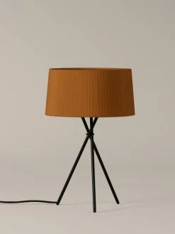 Senffarbene Trípode M3 Tischlampe von Santa & Cole