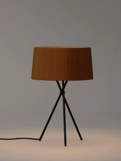 Senffarbene Trípode M3 Tischlampe von Santa & Cole