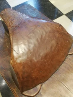 Senufo Bett oder Sitzbank aus geschnitztem Holz, 19. Jh.