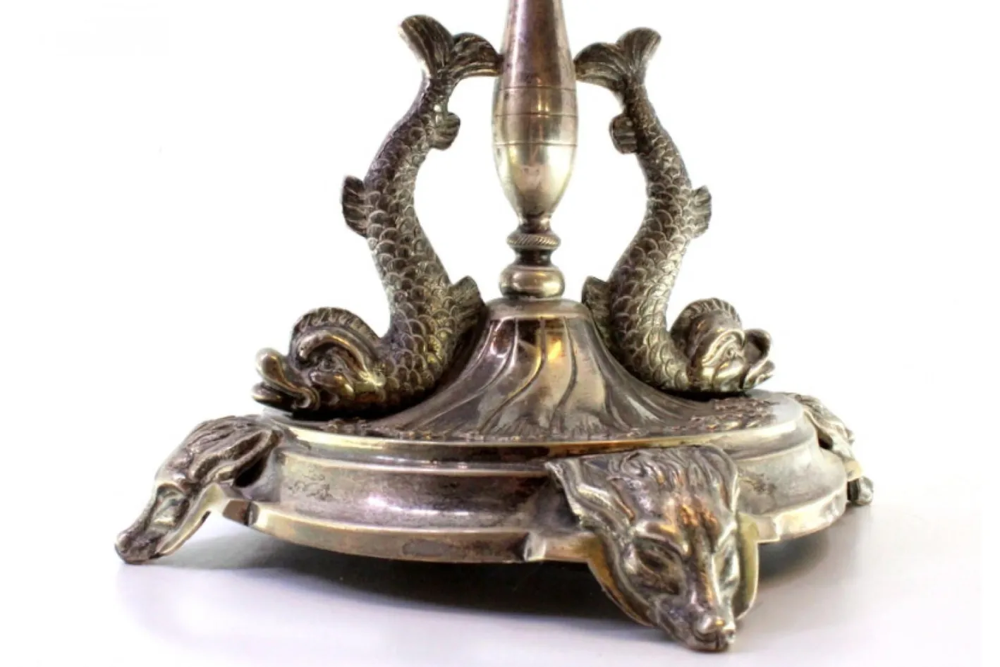 Silberner Obstschalen-Aufsatz mit gewelltem Glasbecher und Fisch- und Wölfe-Figuren