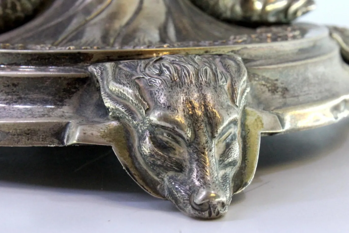 Silberner Obstschalen-Aufsatz mit gewelltem Glasbecher und Fisch- und Wölfe-Figuren