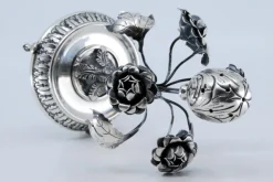 Silberner Zahnstocherhalter mit Blumen und Blättern