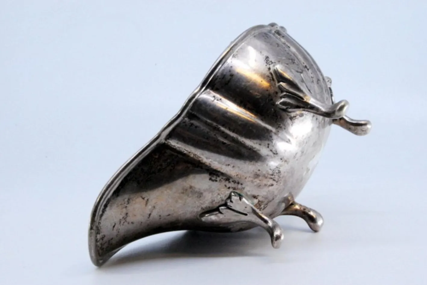 Silberne Sauciere ruht auf vier Füßen