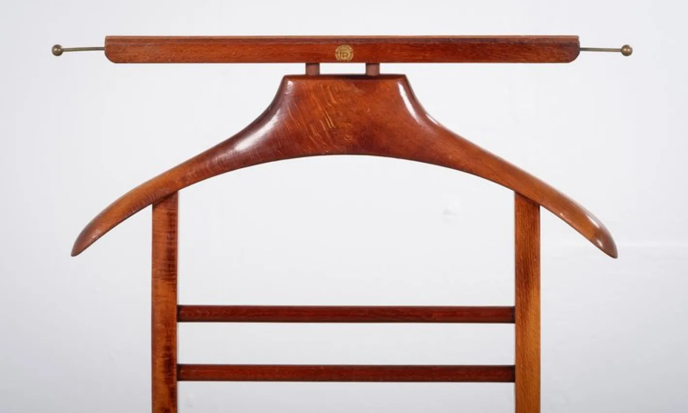 Skandinavischer Vintage Stummer Diener aus gebeizter Buche, 1960er
