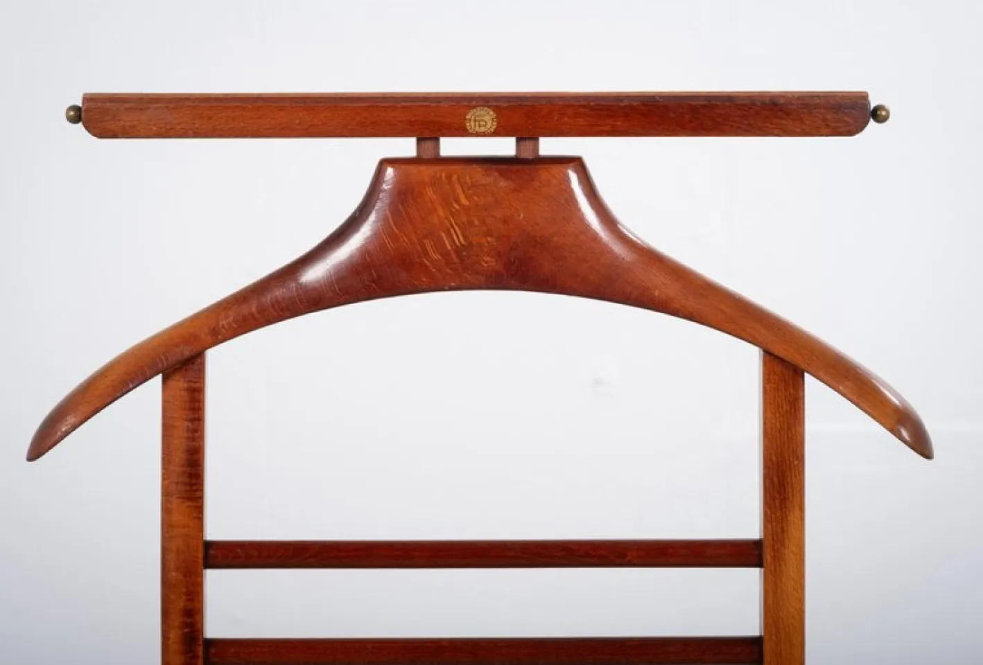 Skandinavischer Vintage Stummer Diener aus gebeizter Buche, 1960er