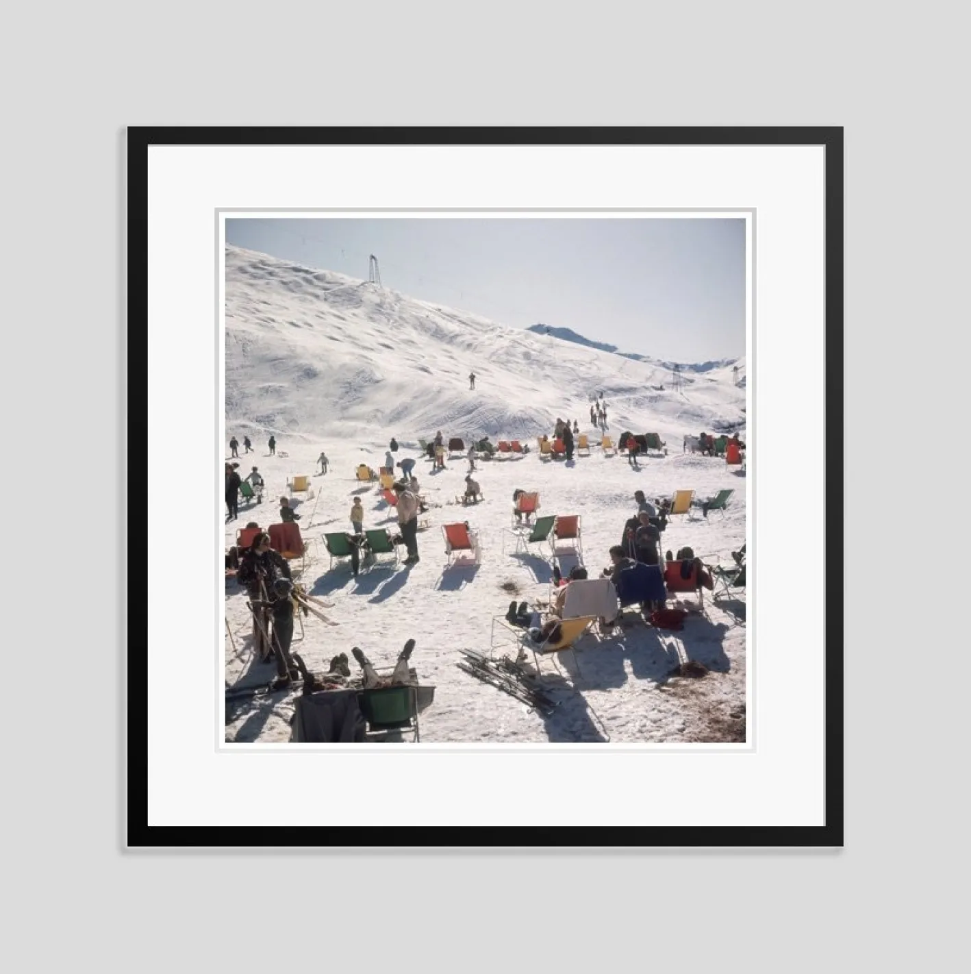 Skiers at Verbier Oversize C Print in Schwarz von Slim Aarons