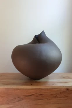 Skulpturale Blossom VI Keramikvase von Audrey Vo Van