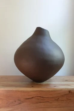 Skulpturale Blossom VI Keramikvase von Audrey Vo Van