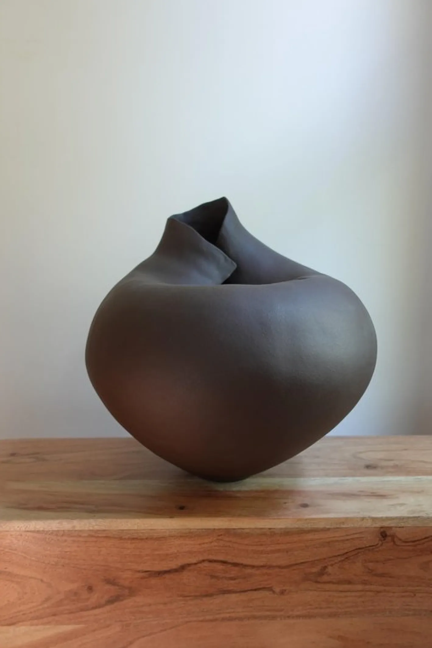 Skulpturale Blossom VI Keramikvase von Audrey Vo Van