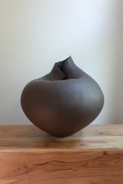 Skulpturale Blossom VI Keramikvase von Audrey Vo Van