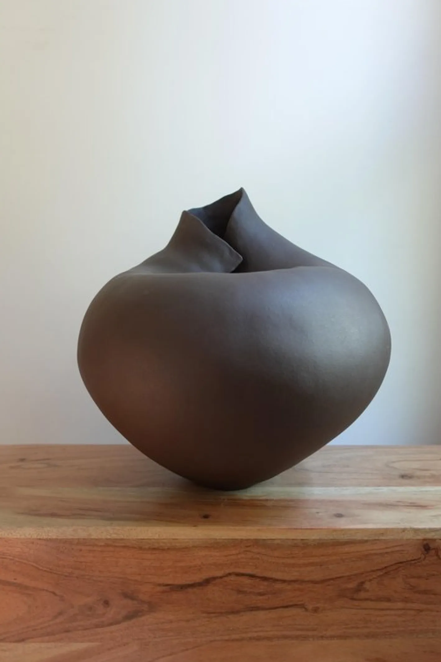Skulpturale Blossom VI Keramikvase von Audrey Vo Van