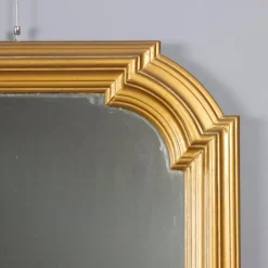 Spiegel mit goldenem Holzrahmen