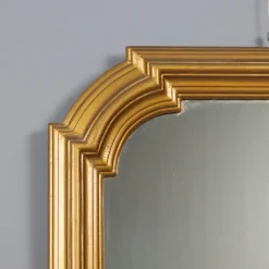 Spiegel mit goldenem Holzrahmen