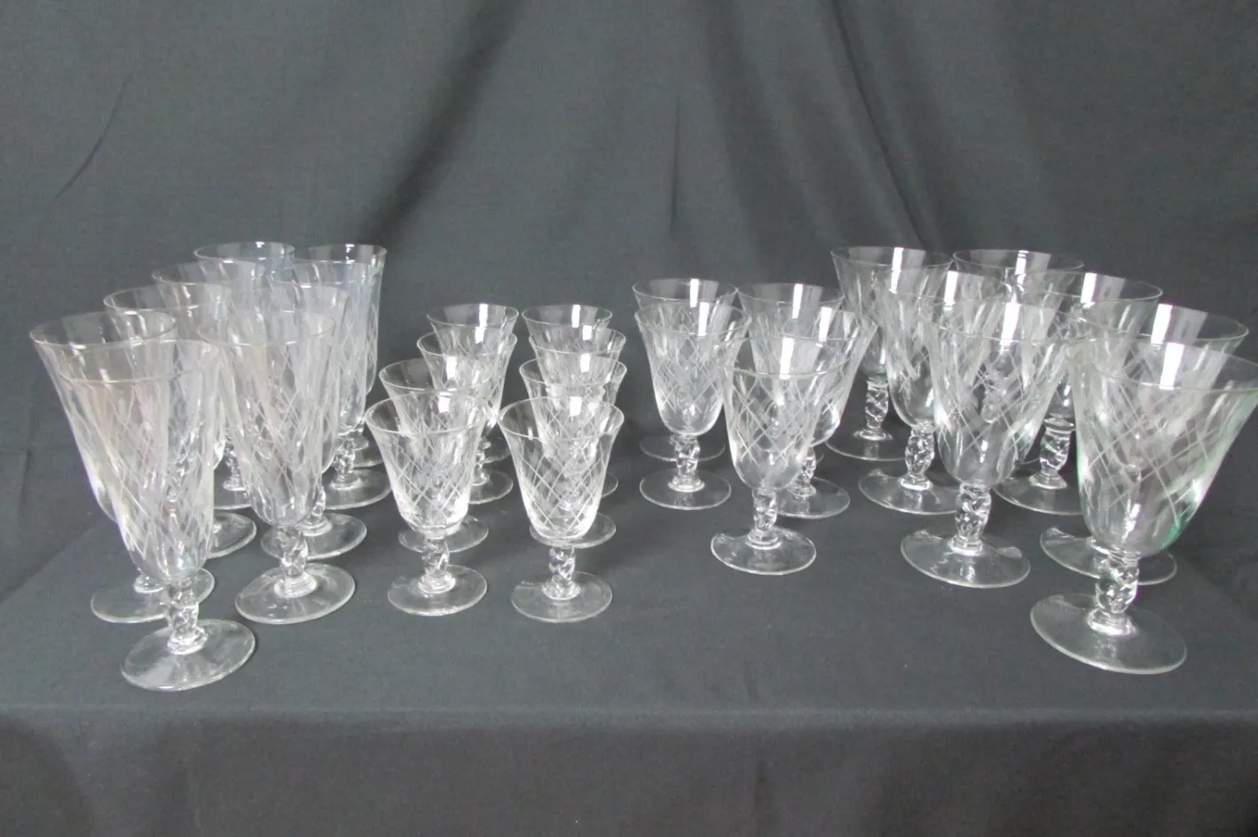 Stielgläser mit Ausgestellter Form, 1960er, 29er Set