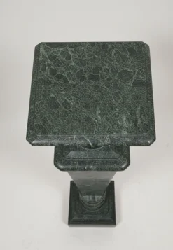 Säule aus grünem Alpenmarmor, 1920er-1940er