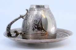 Tasse und Untertasse aus Neusilber mit gravierten Blumenmotiven und Monogrammkarte, 2 . Set