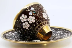 Tasse und Untertasse im russischen Stil aus emailliertem Silber mit floralen Motiven und goldenem Interieur, 2er Set