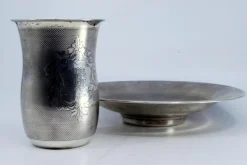 Teller und Tasse aus gebürstetem Silber mit Monogrammkarte, 2er Set