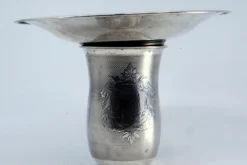 Teller und Tasse aus gebürstetem Silber mit Monogrammkarte, 2er Set