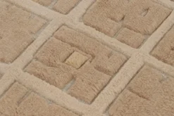 Teppich im skandinavischen Stil mit strukturiertem High-Low Gitter von Rug&Kelim
