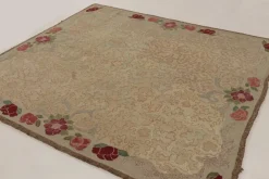 Teppich mit Haken in Beige und rosa floralen Rändern, 20. Jh