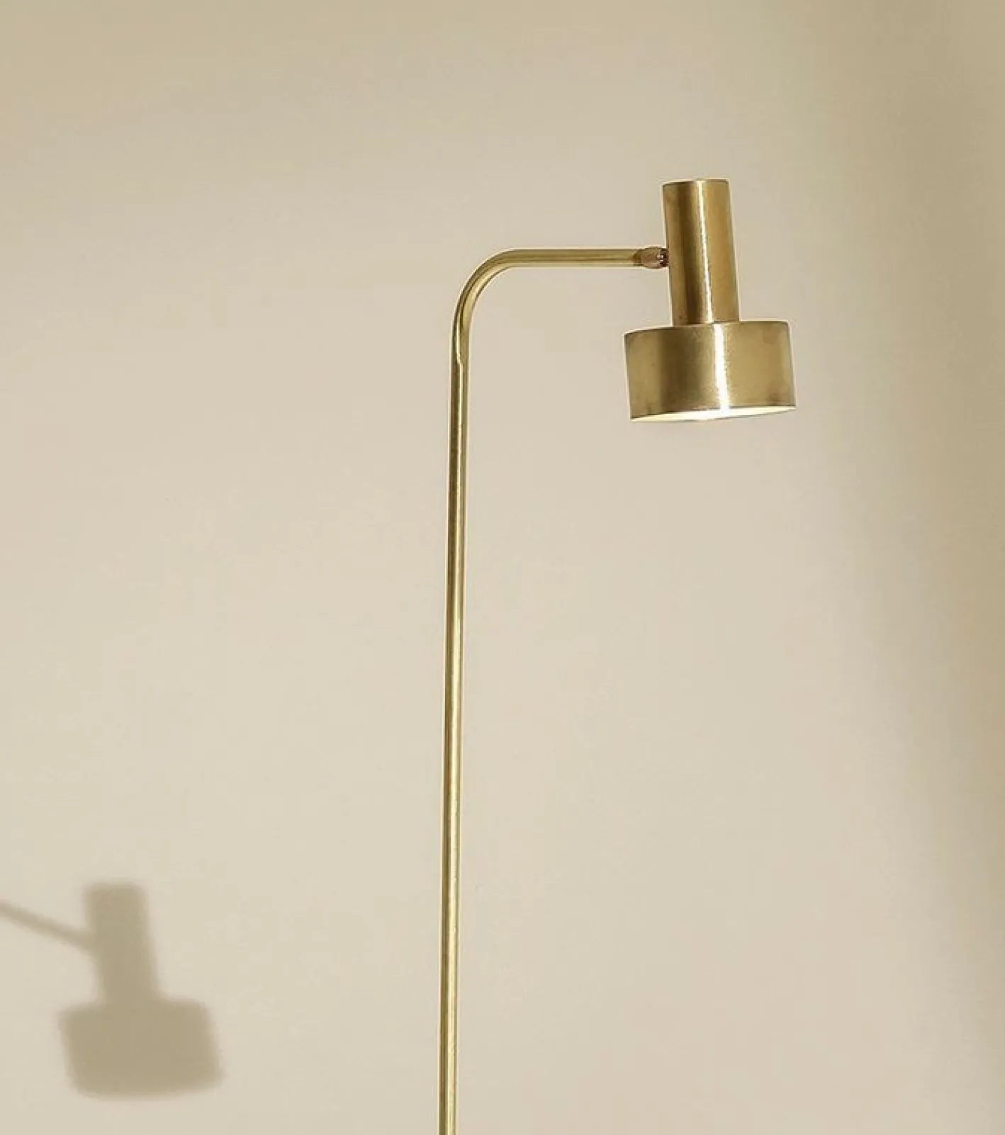 TF310 Stehlampe aus satiniertem Messing von Daluce