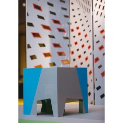 The Sign Otto Raumteiler aus pulverbeschichtetem Aluminium von Altreforme