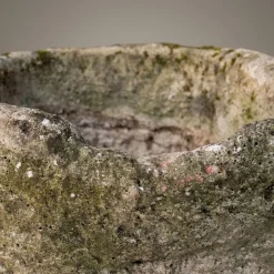Tiegelförmiger Monolith aus Stein, 1800er