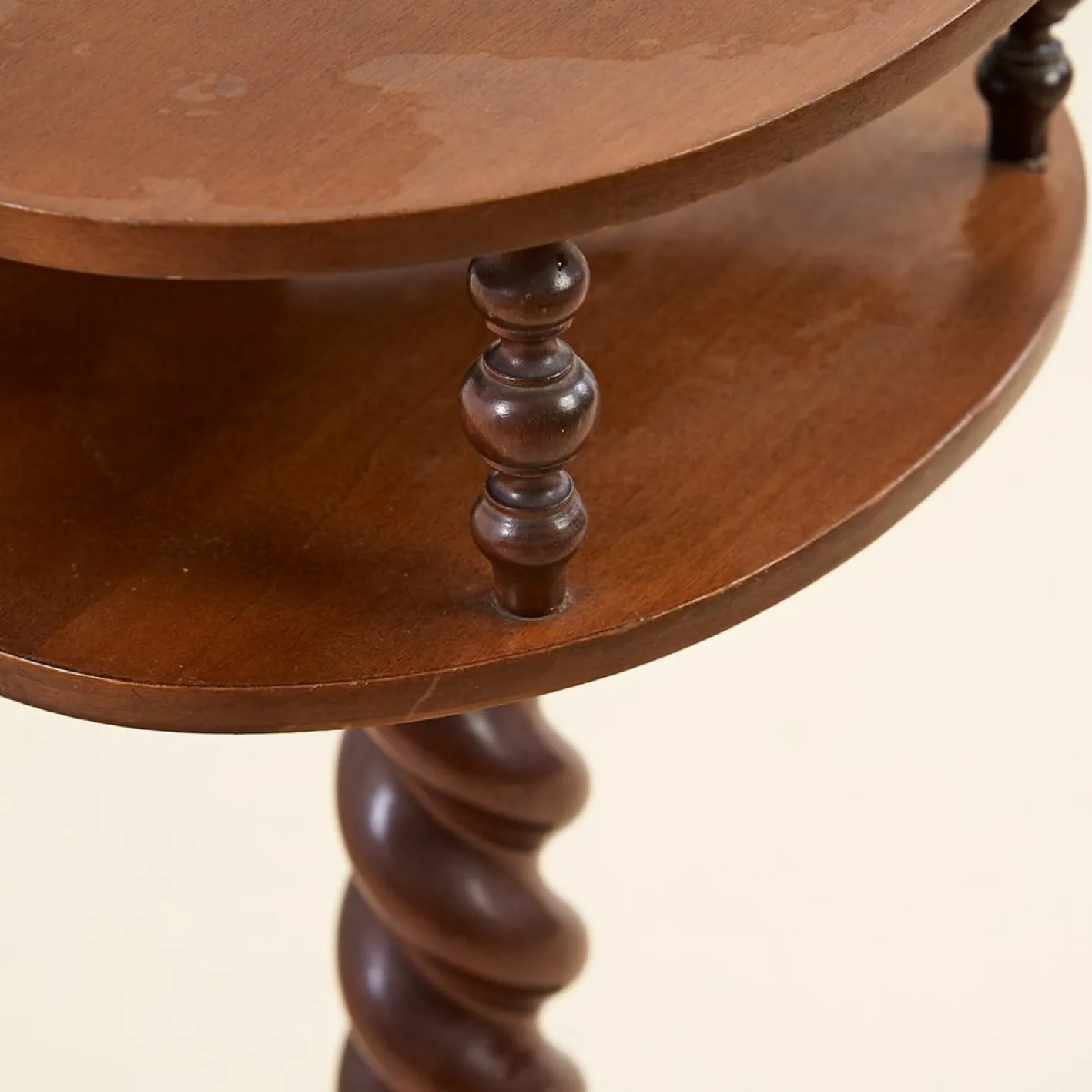 Topflappensäule aus Holz