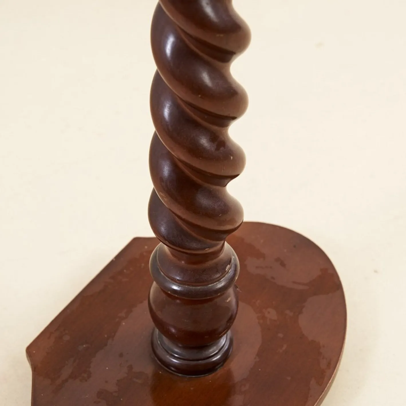 Topflappensäule aus Holz
