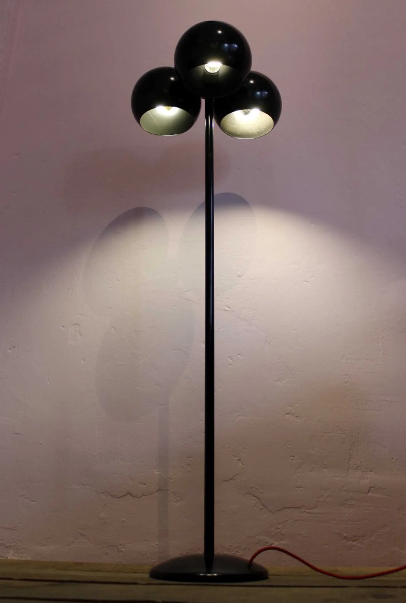 Totemball Stehlampe von Juanma Lizana