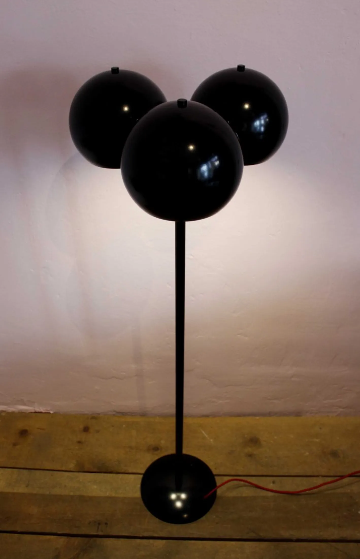 Totemball Stehlampe von Juanma Lizana