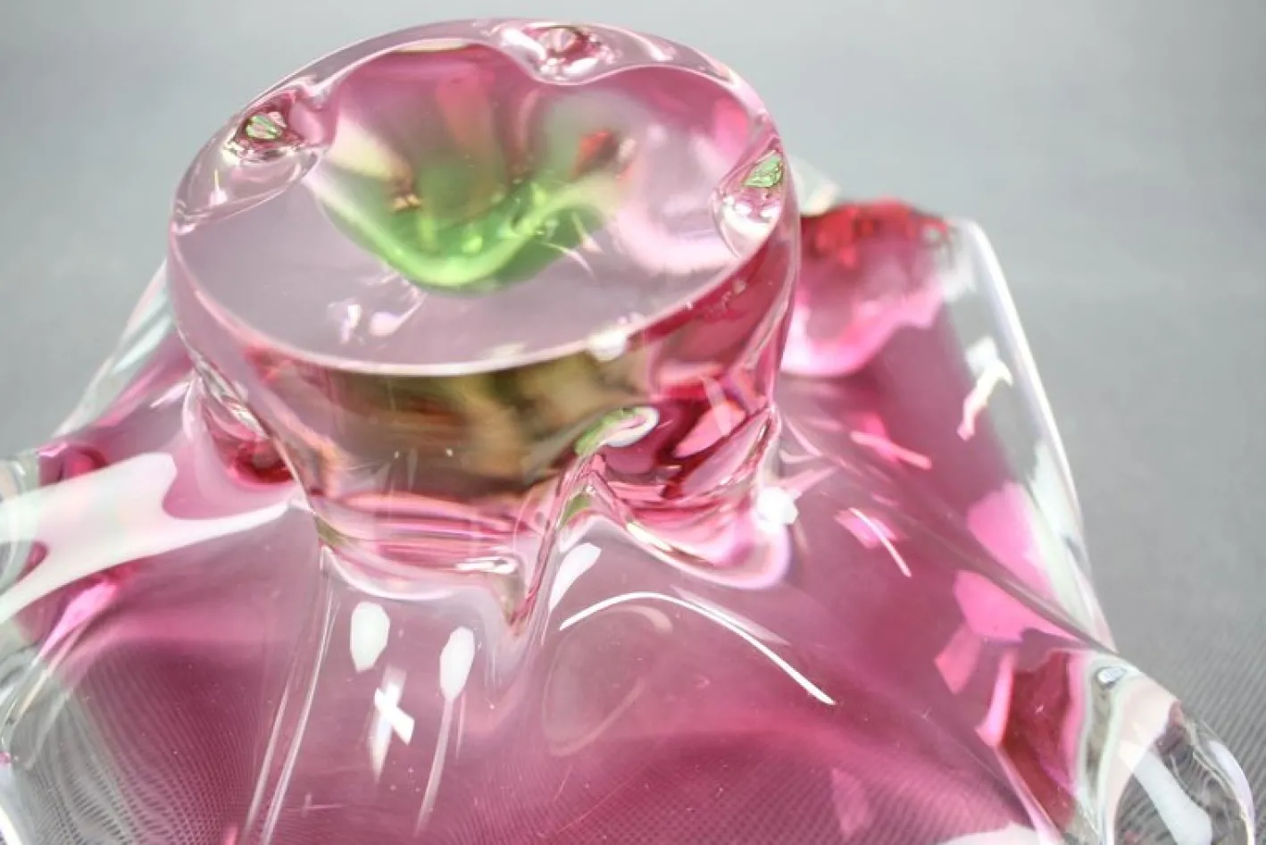 Tschechische Mid-Century Glasschale in Rosa & Grün von Josef Hospodka, 1960er