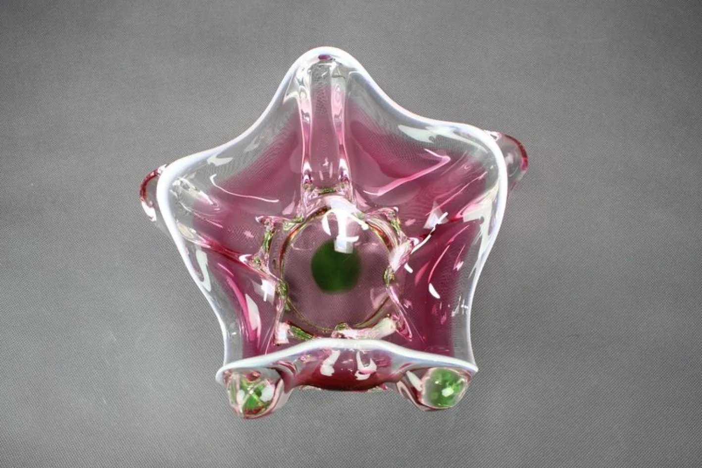 Tschechische Mid-Century Glasschale in Rosa & Grün von Josef Hospodka, 1960er