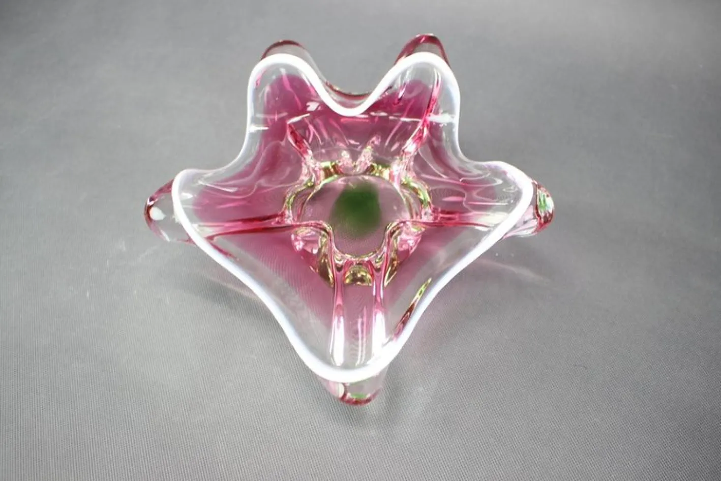 Tschechische Mid-Century Glasschale in Rosa & Grün von Josef Hospodka, 1960er