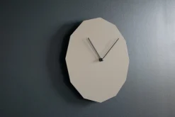 Twelve Wanduhr in Grau von Neo/Craft