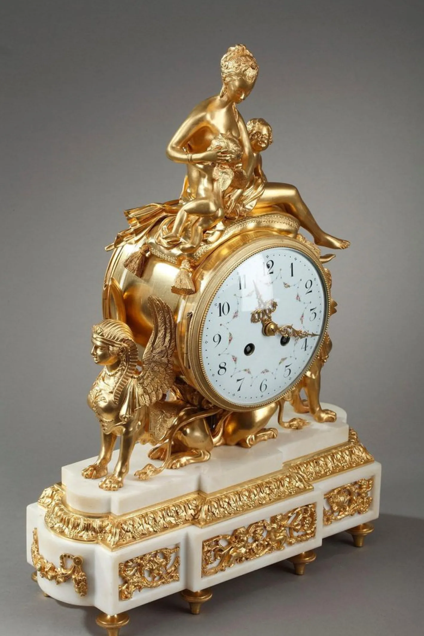 Uhr aus vergoldeter Bronze und weißem Marmor im Louis XVI-Stil