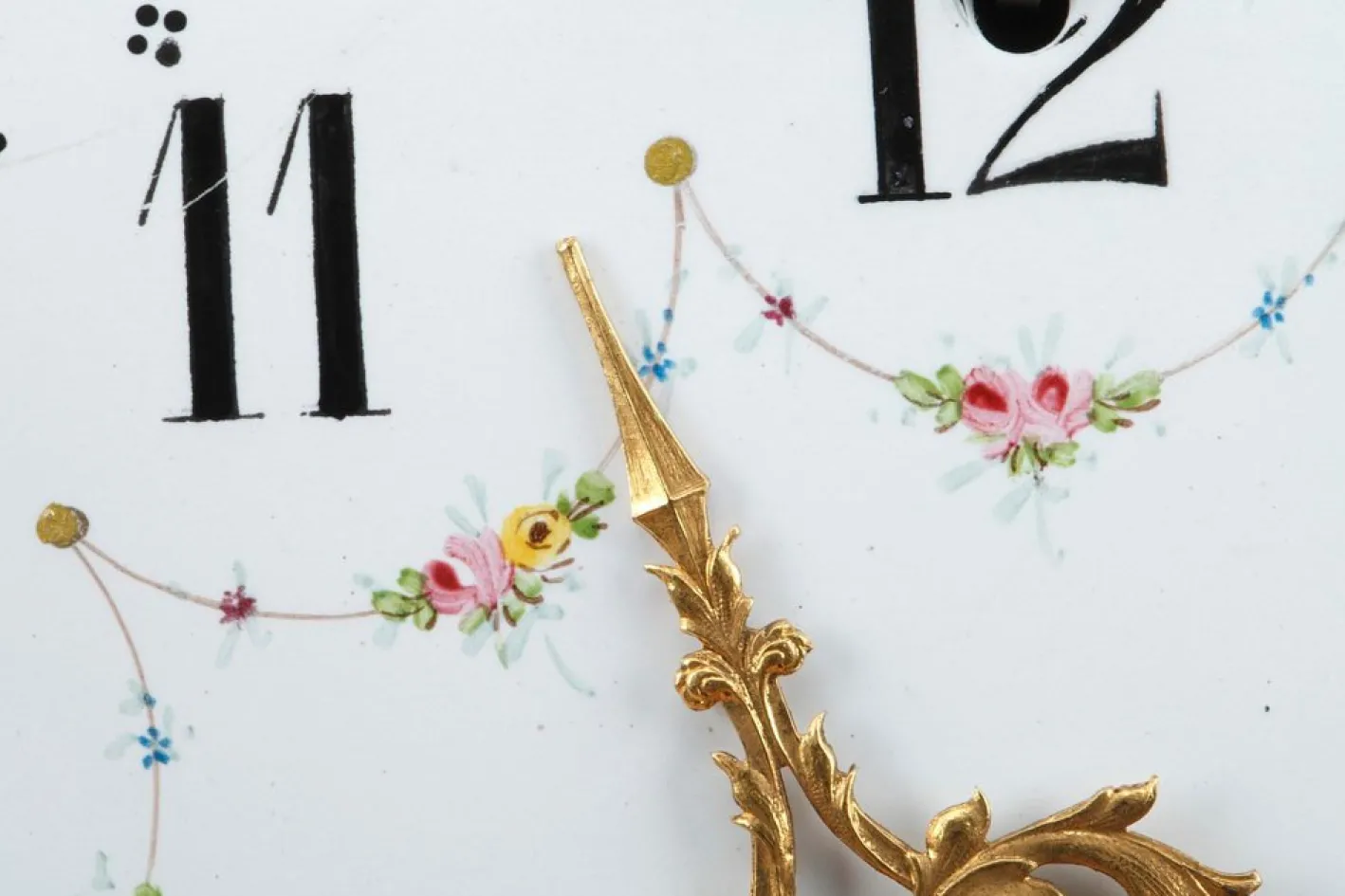 Uhr aus vergoldeter Bronze und weißem Marmor im Louis XVI-Stil