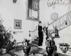 Unknown, Gina Lollobrigida in her Residence, 1960er, Silbergelatinefoto