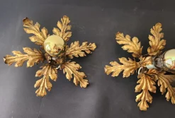 Vergoldete Hollywood Regency Florentine Lampe mit handgeschmiedetem floralen Blattgold im Stil von Hans Kögl, 1960er